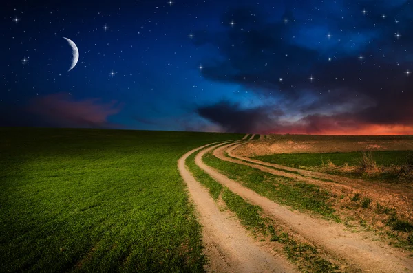 Landstraße und Sternenhimmel in der Nacht — Stockfoto