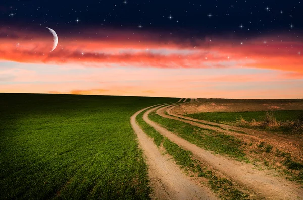 农村公路和夜晚的繁星中的天空 — 图库照片