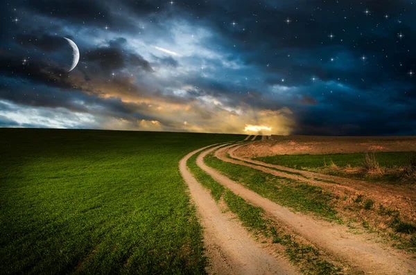 Landstraße und Sternenhimmel in der Nacht — Stockfoto