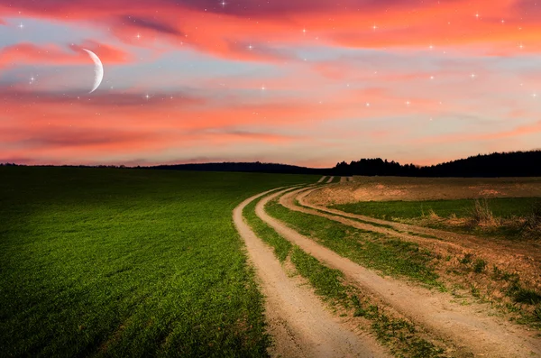 农村公路和夜晚的繁星中的天空 — 图库照片