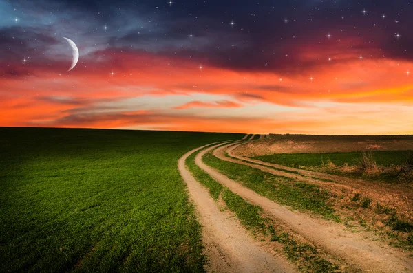 Landstraße und Sternenhimmel in der Nacht — Stockfoto