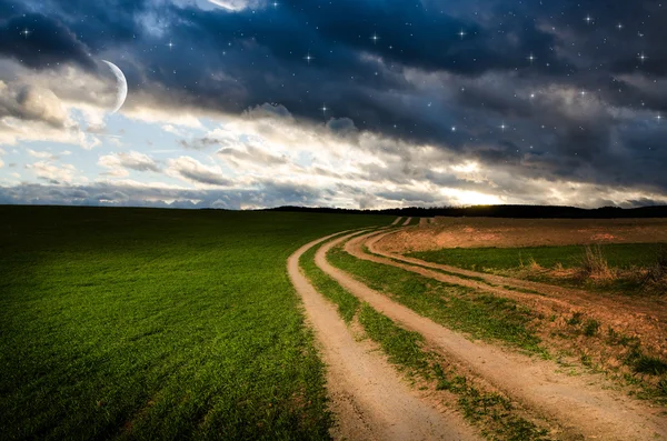 农村公路和夜晚的繁星中的天空 — 图库照片