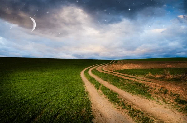 Landelijke weg en hemel met sterren in de nacht — Stockfoto