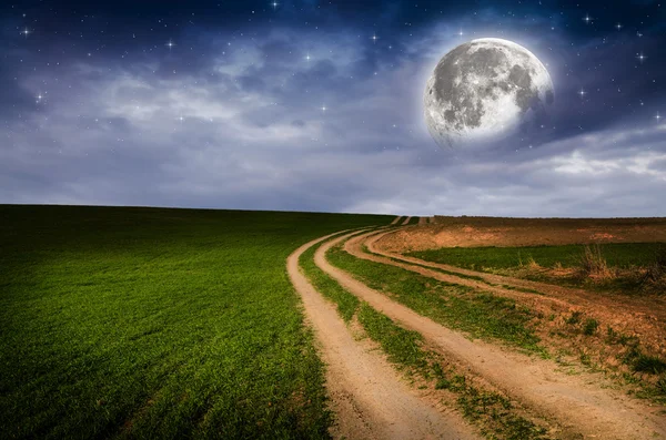 Landstraße und Sternenhimmel in der Nacht — Stockfoto