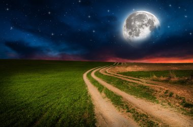 Kırsal yol ve yıldızlarla gece gökyüzü