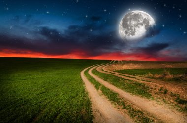 Kırsal yol ve yıldızlarla gece gökyüzü