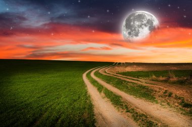 Kırsal yol ve yıldızlarla gece gökyüzü