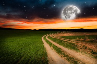 Kırsal yol ve yıldızlarla gece gökyüzü