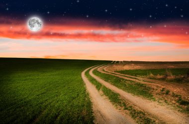 Kırsal yol ve yıldızlarla gece gökyüzü
