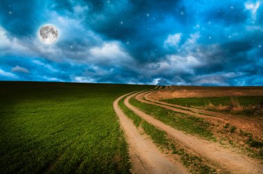 Kırsal yol ve yıldızlarla gece gökyüzü