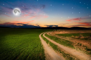 Kırsal yol ve yıldızlarla gece gökyüzü