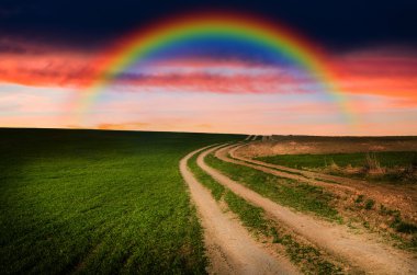 Kırsal yol ve gökkuşağı gece