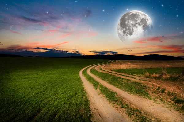 Camino rural y cielo con estrellas en la noche — Foto de Stock