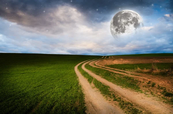 Route rurale et ciel étoilé dans la nuit — Photo
