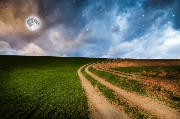 Kırsal yol ve yıldızlarla gece gökyüzü — Stok fotoğraf