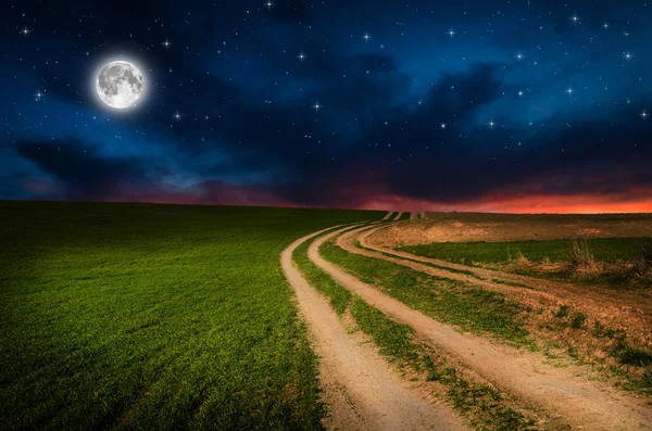 Venkovské silnice a obloha s hvězdami v noci — Stock fotografie