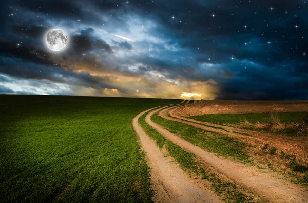 Wiejskiej drodze i niebo z gwiazdami w nocy — Zdjęcie stockowe