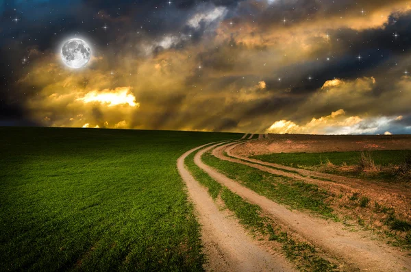 Сельская дорога и небо со звездами в ночи — стоковое фото