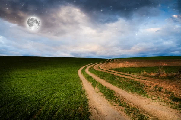 Landelijke weg en hemel met sterren in de nacht — Stockfoto