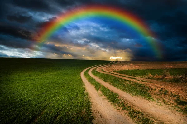 Camino rural y arco iris en la noche — Foto de Stock