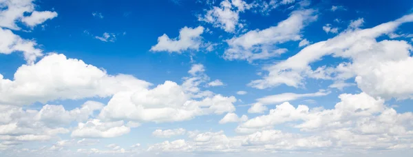 Ciel bleu avec nuages — Photo