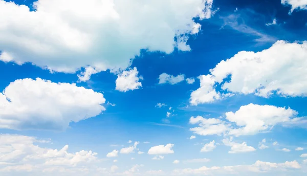 Céu azul com nuvens — Fotografia de Stock