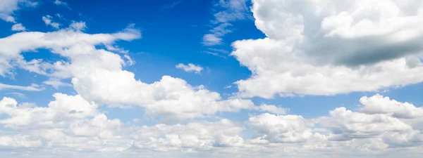 Blauer Himmel mit Wolken — Stockfoto