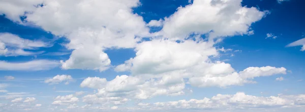 Ciel bleu avec nuages — Photo