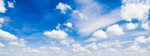 Ciel bleu avec nuages — Photo