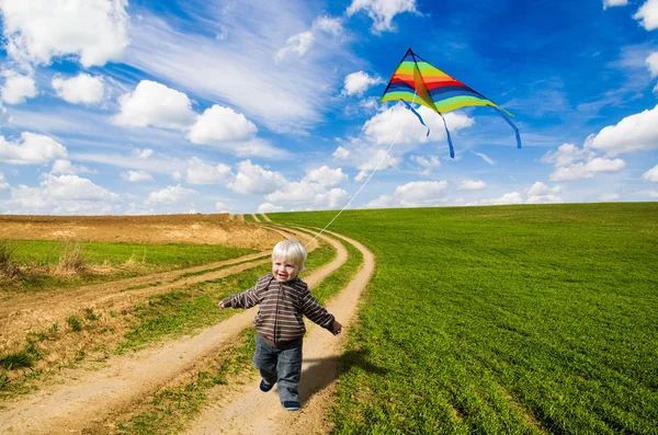 Kleine jongen en kite — Stockfoto