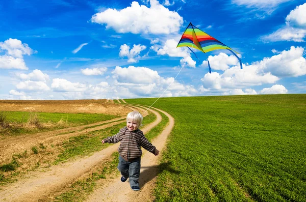 Kleine jongen en kite — Stockfoto