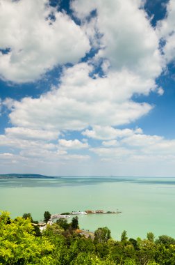balaton Gölü'nden tihany abbey görünümünü