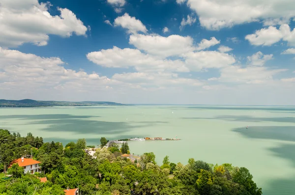 A Balaton, a tihanyi apátság megtekintése — Stock Fotó