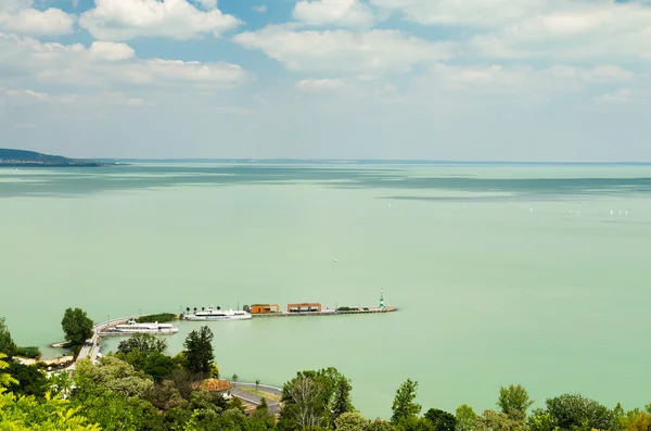 A Balaton, a tihanyi apátság megtekintése — Stock Fotó