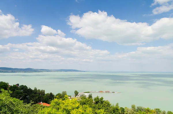 A Balaton, a tihanyi apátság megtekintése — Stock Fotó