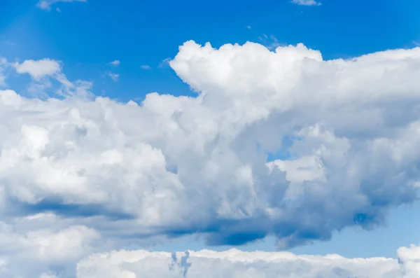 ท้องฟ้าสีฟ้าเมฆ — ภาพถ่ายสต็อก