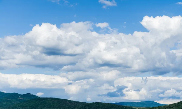 Oblačná modrá obloha — Stock fotografie