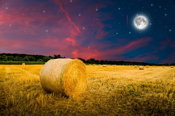 Hooibalen in de nacht — Stockfoto