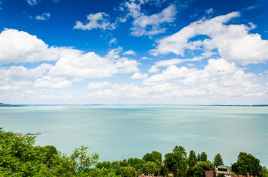 Balaton Gölü'nün görünümü