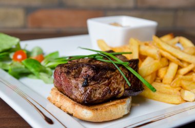 Biftek otlar ve patates kızartması ile