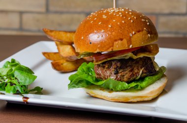 hamburger ve patates kızartması sebze ile