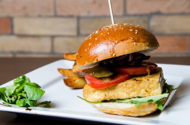hamburger ve patates kızartması sebze ile