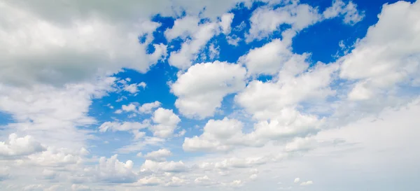 Cielo azul nublado —  Fotos de Stock