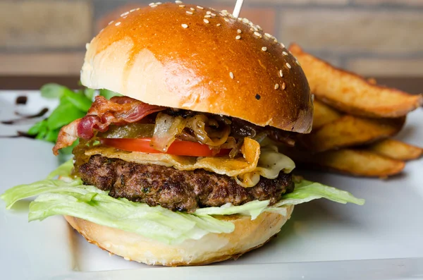 hamburger ve patates kızartması sebze ile