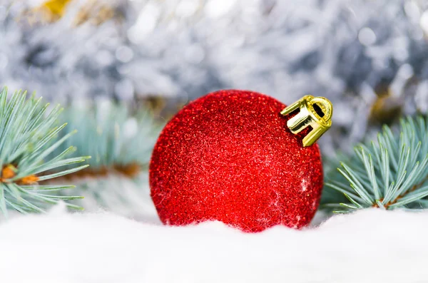 Rote Weihnachtskugel — Stockfoto