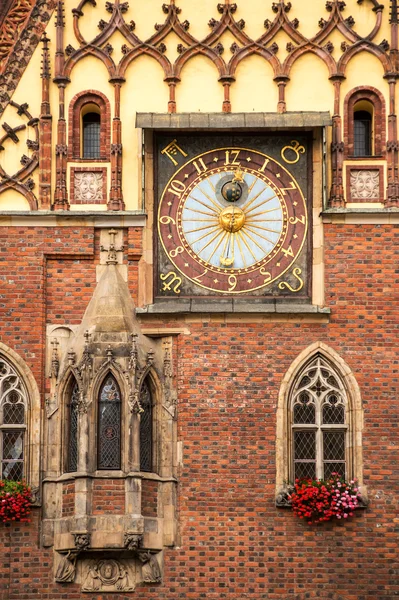 Reloj astronómico en el antiguo ayuntamiento de la Plaza del Mercado en el casco antiguo de Wroclaw - Polonia . —  Fotos de Stock