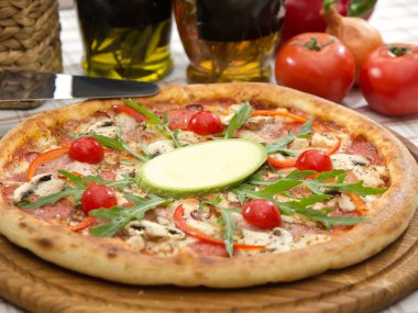 malzemeler ile İtalyan pizza