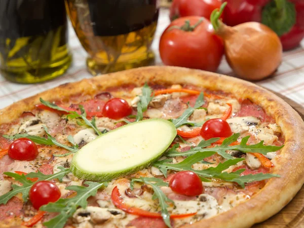食材を使ったイタリアのピザ ストックフォト