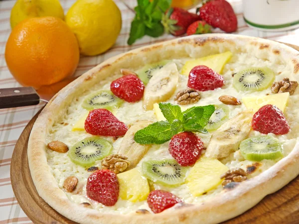 Delicious strawberry pizza. — Stock Photo, Image
