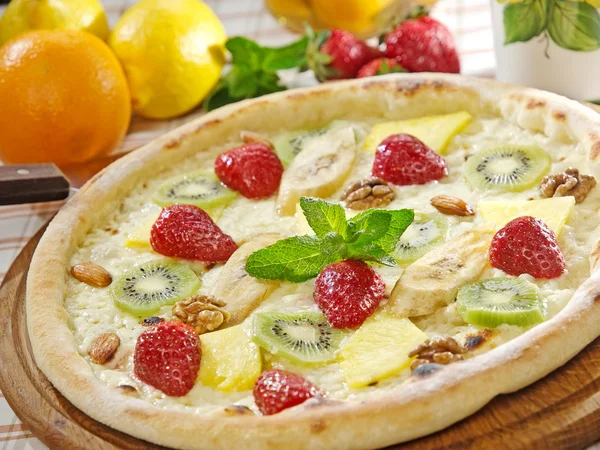Delicious strawberry pizza. — Stock Photo, Image